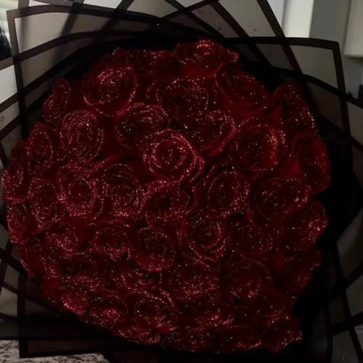 "Evig Elegance": Konserverede roser i luksus blomsteræske. Romantisk, plejefri gaveidé med varig skønhed.