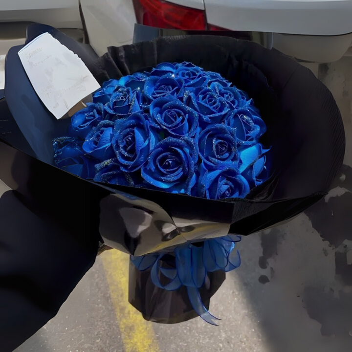 Fløjlsbløde konserverede roser i en gaveæske. Evige blomster med varig skønhed for et luksuriøst touch.