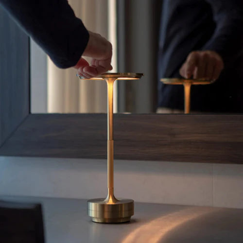 "Luksus trådløs bordlampe i moderne design, elegant metalfinish, justerbart lys, passer til enhver indretning."