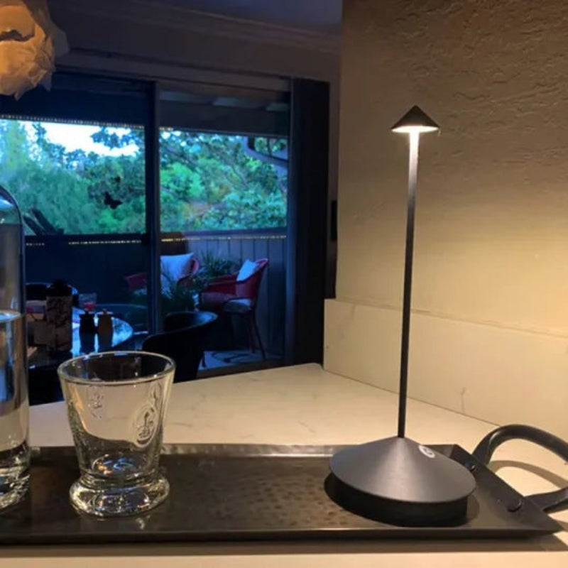 Genopladelig bordlampe LumaLite med touch sensor. Justerbart LED lys skaber hyggelig stemning.