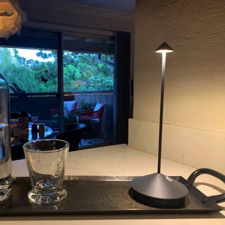 Genopladelig bordlampe LumaLite med touch sensor. Justerbart LED lys skaber hyggelig stemning.