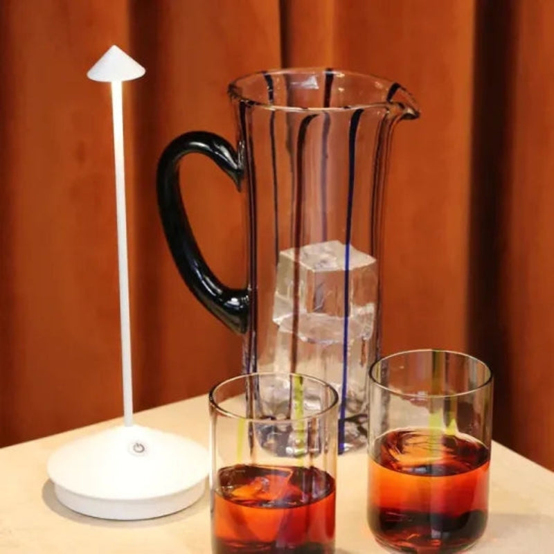 Stilfuld LumaLite indendørs lampe. Moderne genopladelig bordlampe med touch sensor og justerbart lys.