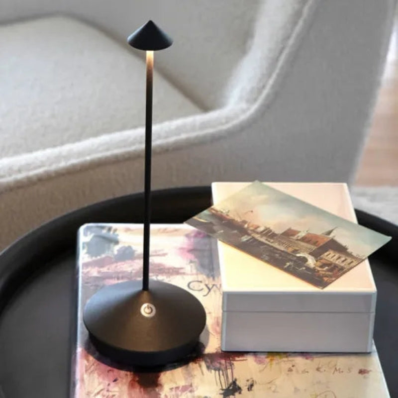 LumaLite genopladelig designlampe. Bærbar, ledningsfri bordlampe med justerbart LED og touch sensor.