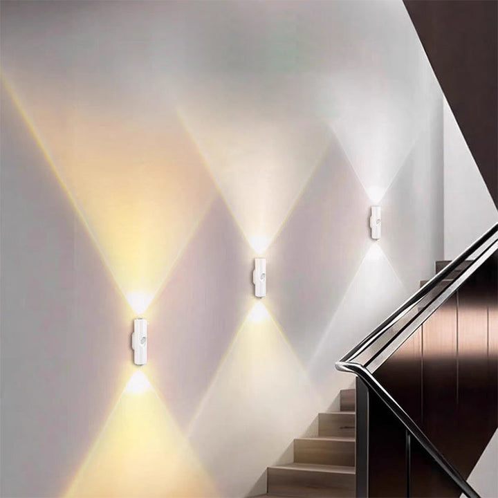 LumaPulse LED-lys med magnetisk holder; nem montering i boligen som smart stemningslys.