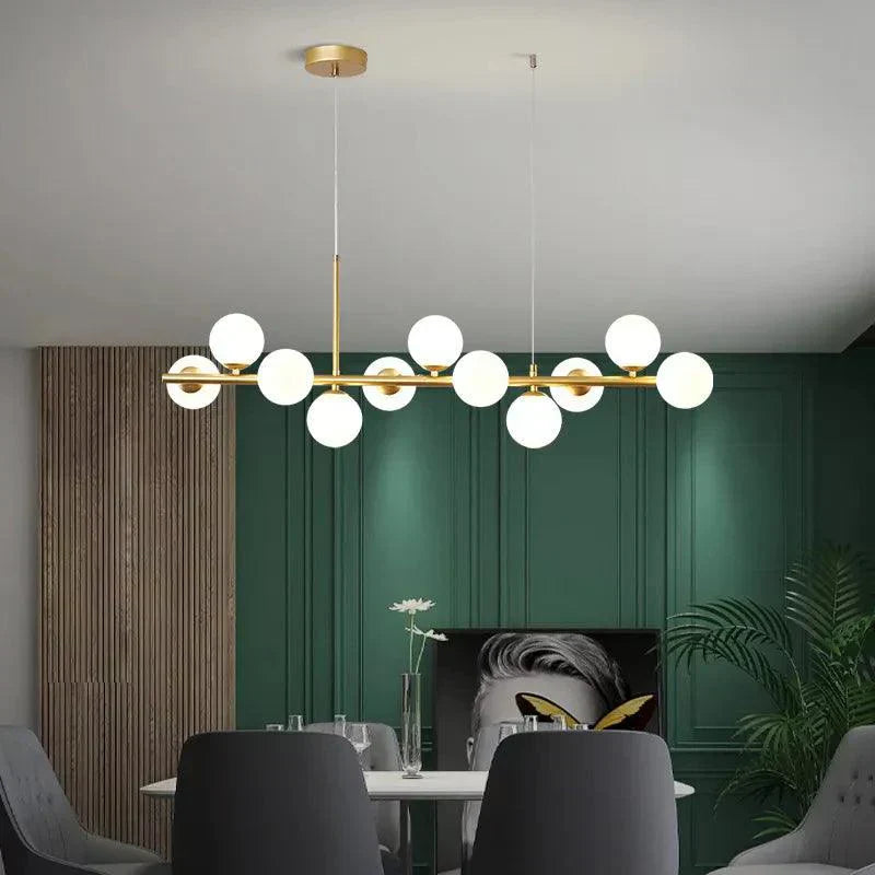 LumaSphere moderne lysekrone m. lang pendel over spisebordet. Elegant glaslampe, design belysning til hjemmet.