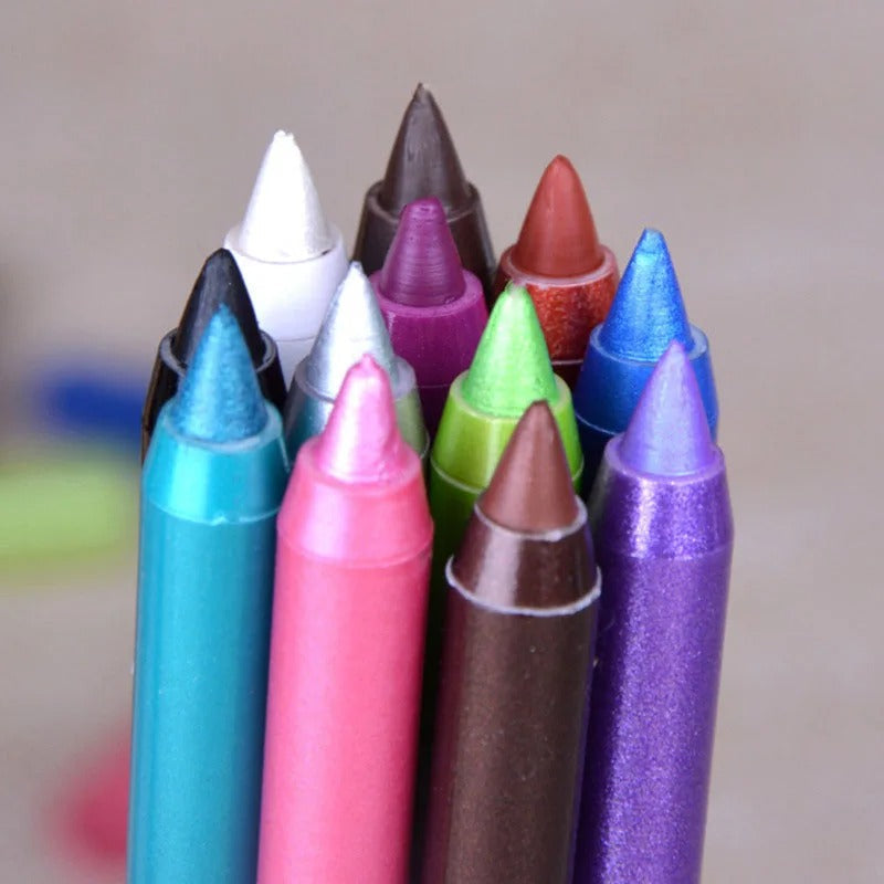 Intens LuminaLuxe eyeliner, der holder hele dagen uden at tvære ud. Perfekt øjenmakeup.