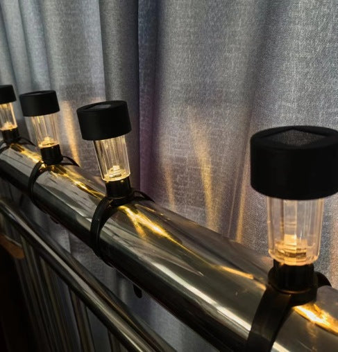 LumiVibe solcellelamper ved havebassinet, giver en hyggelig og reflekterende stemning.