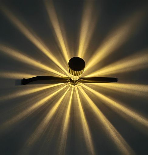 Robust LumiVibe solcellelampe, tåler vind og vejr, giver pålideligt lys.