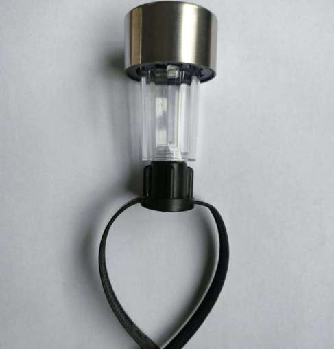 Minimalistiske LumiVibe solcellelamper, diskret, men effektiv havedekoration.
