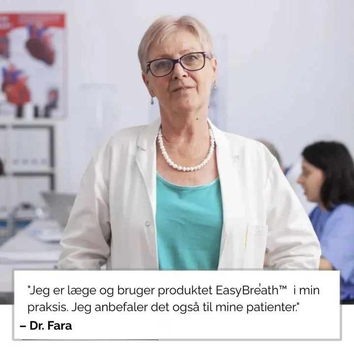 Person anvender lungepleje spray for at ånde frit og bekæmpe slim effektivt.