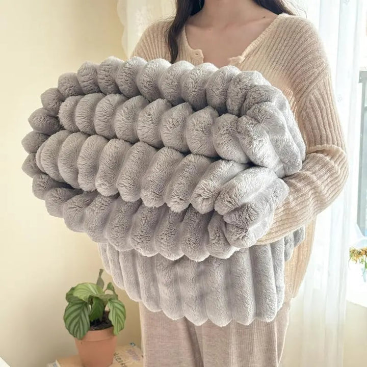 Varmt LuxeNest plaid i plys. Nyd hyggen og den beroligende varme derhjemme.