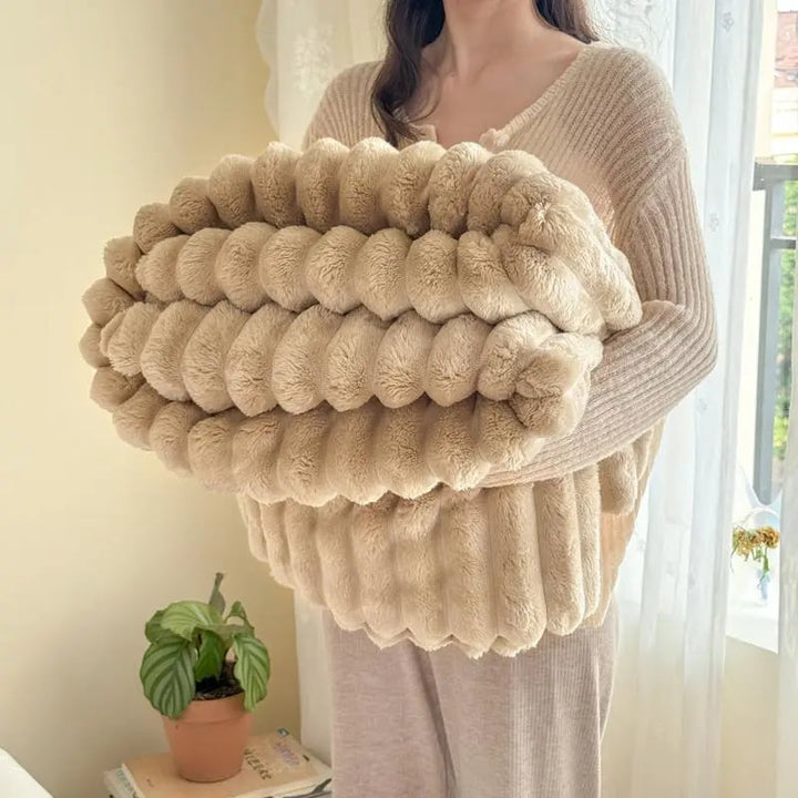 Indret din stue med LuxeNest. Et varmt og blødt velour tæppe for komfort.