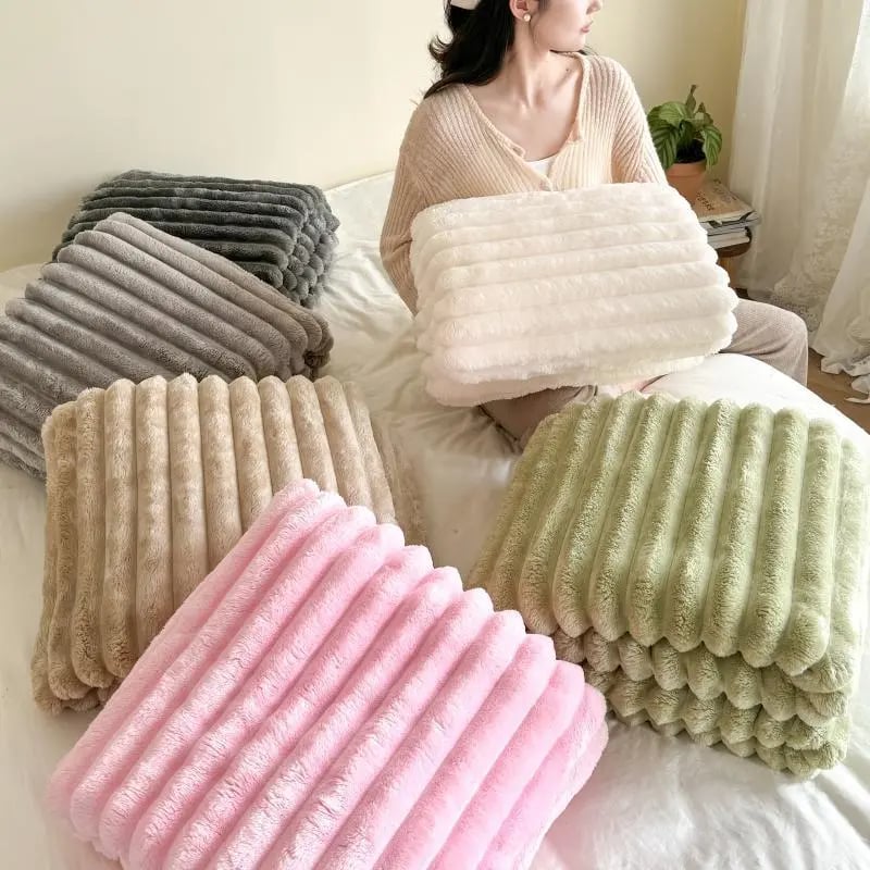Gaveidé: Blødt LuxeNest plaid i plys. Perfekt til hygge og komfort.