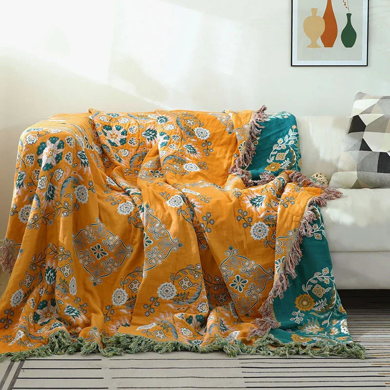Blødt og elegant LuxeWeave tæppe i smukt design, ideelt som plaid eller sengetæppe til helårsbrug.