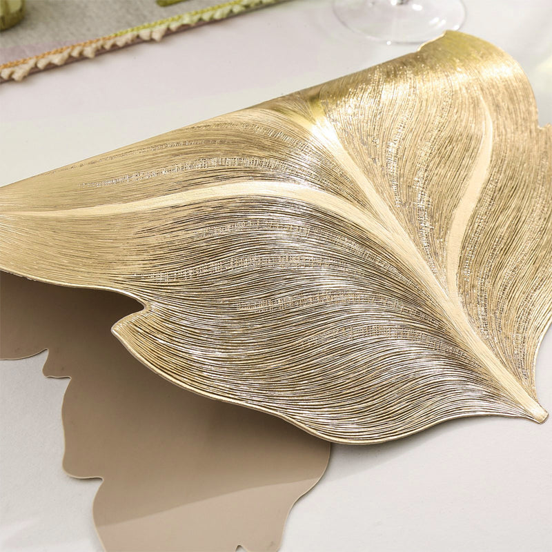 Luksuriøs guld dækkeserviet fra LuxLeaf. Beskyt dit køkkenbord med elegance og glans.