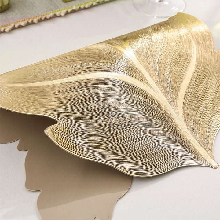 Luksuriøs guld dækkeserviet fra LuxLeaf. Beskyt dit køkkenbord med elegance og glans.