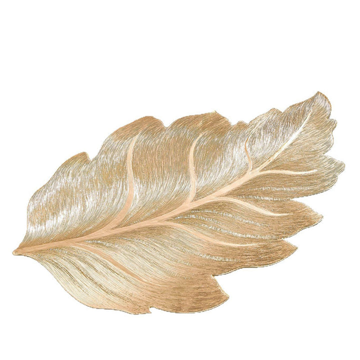 Varmebestandige bordskånere i guld. Optimal beskyttelse af spisebordet mod pletter og varmeskader.