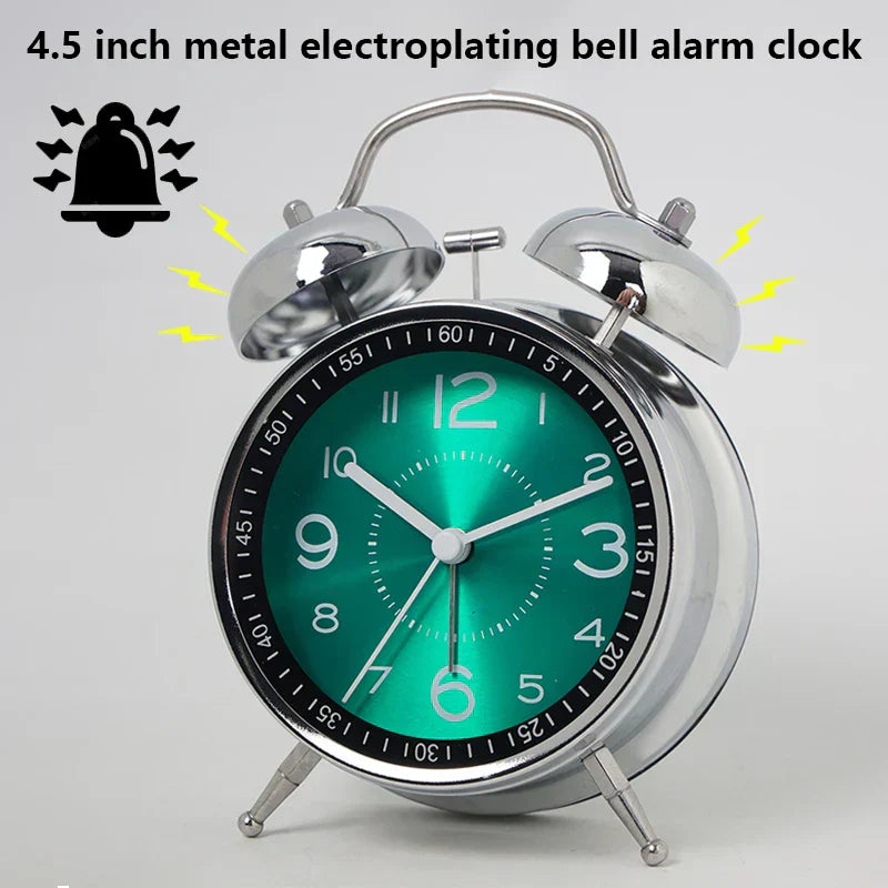 Elegant metal vækkeur i klassisk retro design. Lydløst analogt ur, ideelt som bordur i boligindretningen.