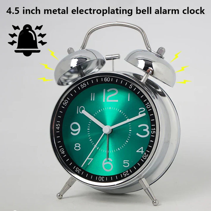 Elegant metal vækkeur i klassisk retro design. Lydløst analogt ur, ideelt som bordur i boligindretningen.