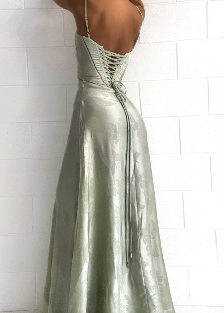 Dame elegant lysegrøn satinkjole, stropløs maxikjole, perfekt til sommerfester.