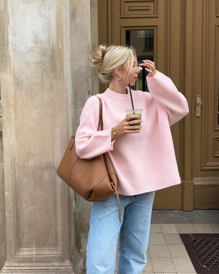 Lyserød dame sweater med løs pasform og rund hals, perfekt til hyggelig hverdag. Stilfuld pullover til efterår/vinter.
