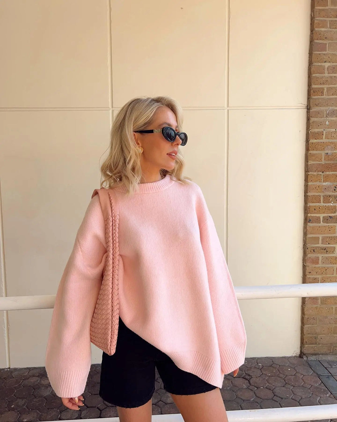 Komfortabel og elegant lyserød dame pullover med langærmet design og løs pasform til stilfuld vintermode.