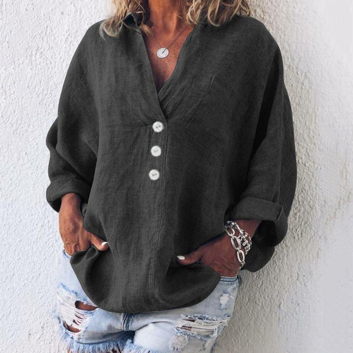 Khaki damebluse med V-hals, oversize og løs pasform. Stilfuld og komfortabel hørbluse til kvinder.