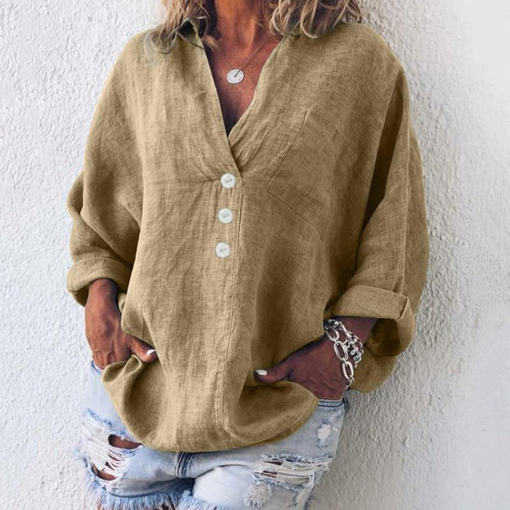Blå løstsiddende V-hals bluse i hør, til kvinder. Oversize design og rulleærmer for en afslappet stil.