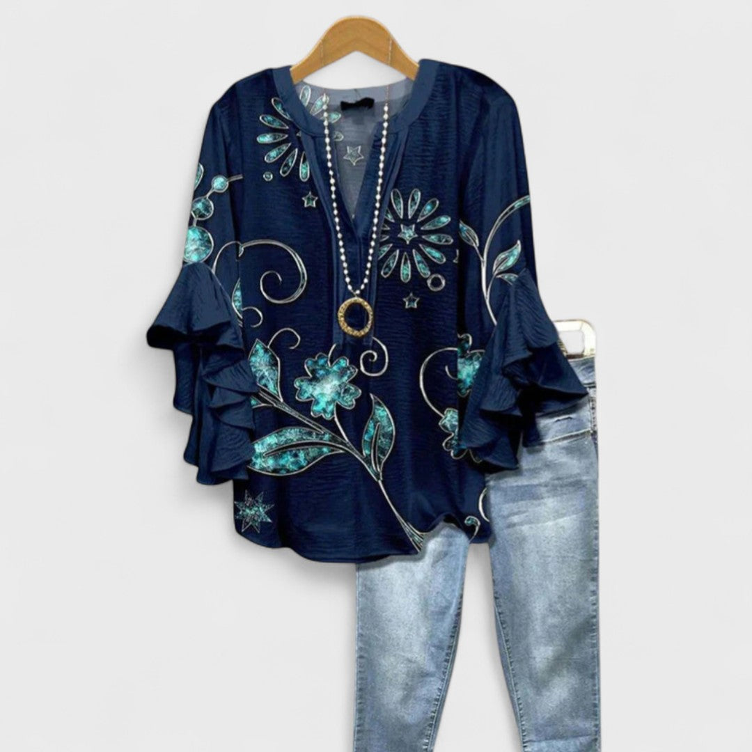 Løs hvid sommerbluse til kvinder. Komfortabel og letvægts, en elegant top til kontor eller fritid.