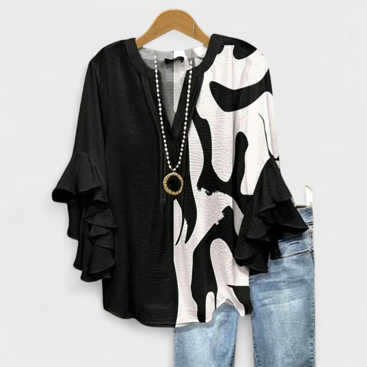 Mørkeblå elegant damebluse. Komfortabel sommertop i letvægtsstof til hverdagsbrug.