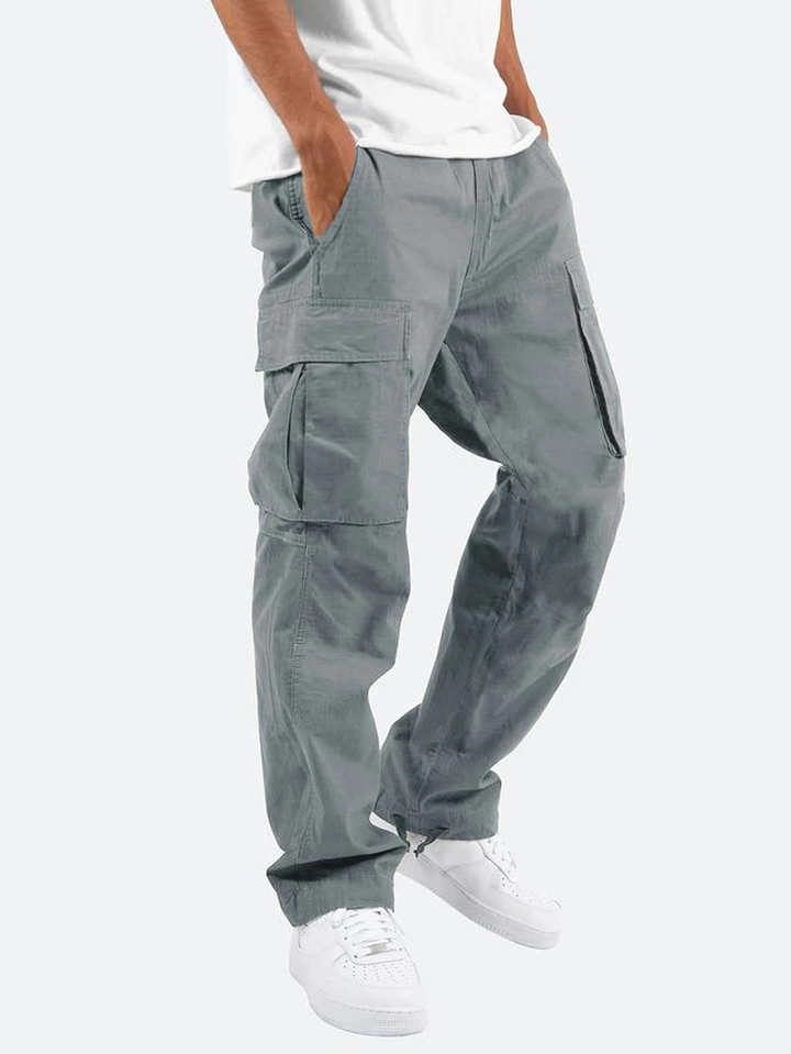 Stilfulde herre cargo bukser i afslappet pasform med funktionelle sidelommer, perfekte til fritid og mode.