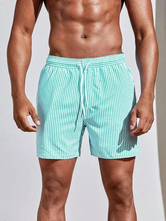 Stilfulde mænds stribede badebukser, perfekte til en afslappet dag ved poolen eller stranden.