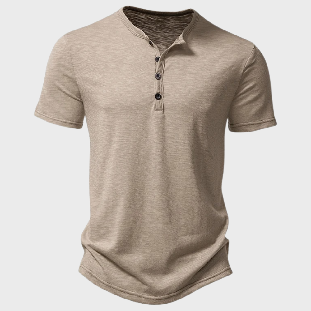 Mænds kortærmet Henley T-shirt i grå, vist på model, giver et afslappet og stilfuldt hverdagslook.