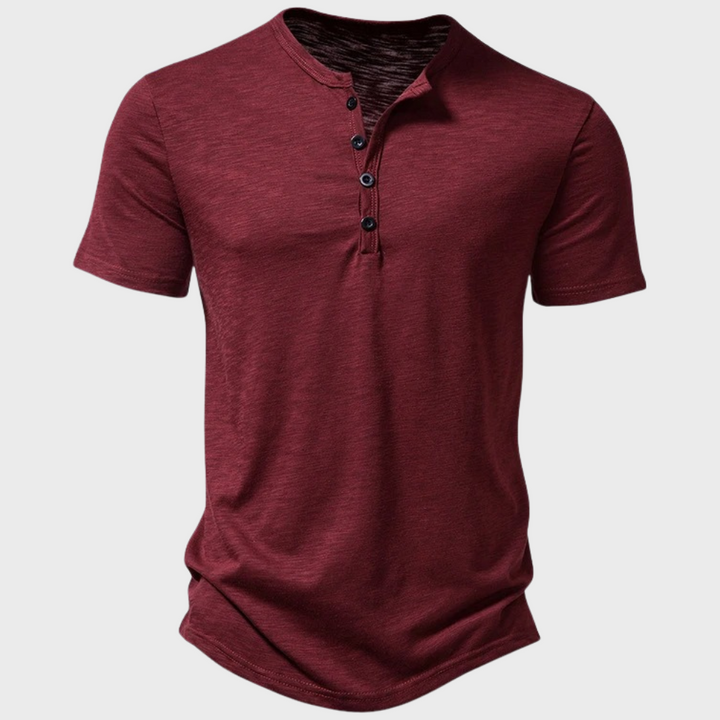 Nærbillede af mænds Henley T-shirts knaplukning og bløde stof, fremhæver kvalitet og komfort.