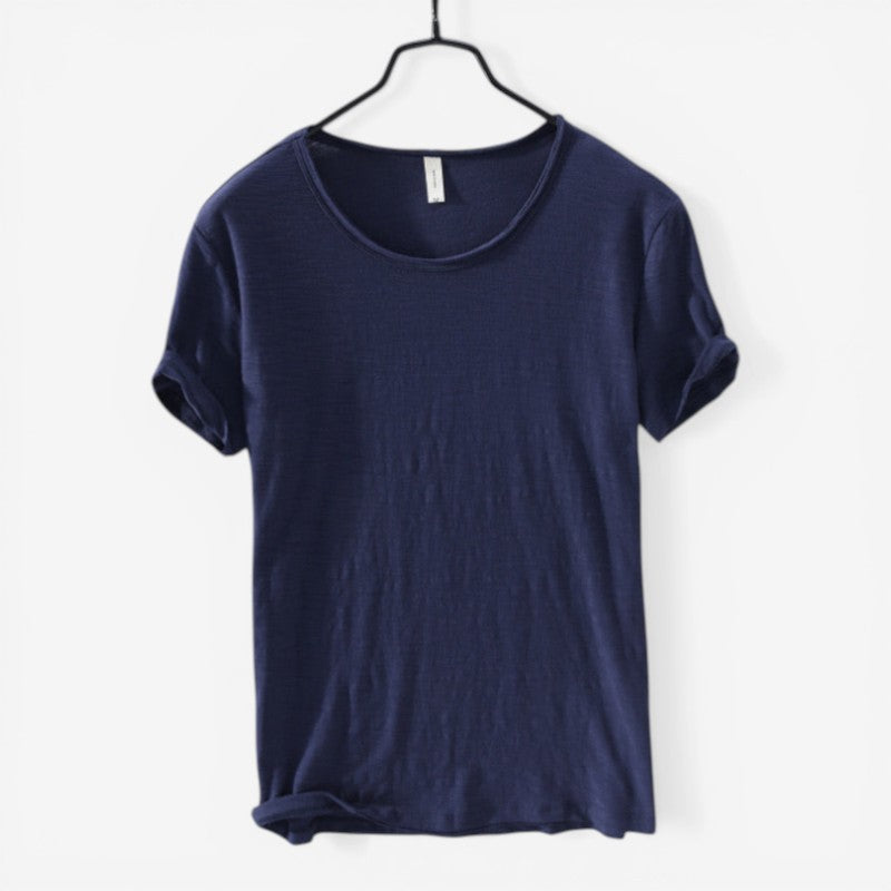 Alsidig herre T-shirt med rund hals, korte ærmer, løs pasform, fås i flere farver. Komfortabelt casual tøj.