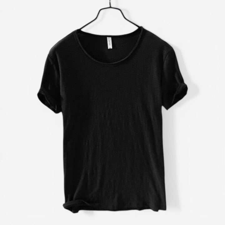 Komfortabel mænds T-shirt med rund hals og korte ærmer. Afslappet pasform til hverdag og fritid.