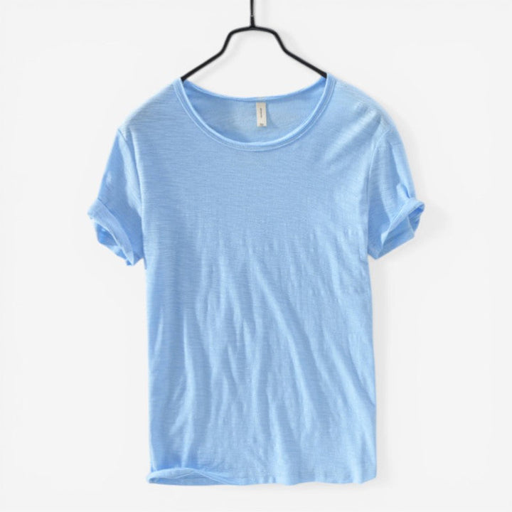 Essentiel basistrøje til mænd. Afslappet T-shirt med rund hals, korte ærmer for hverdagskomfort.