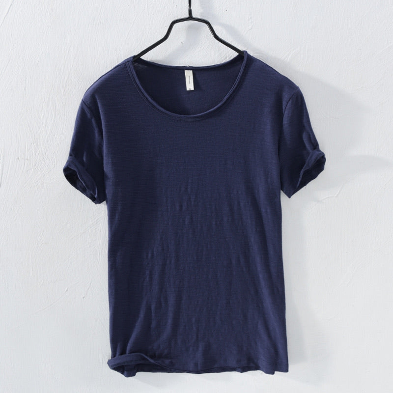 Casual herre T-shirt med rund hals og korte ærmer. Løs pasform og behagelig til alle dage. Mænds mode.