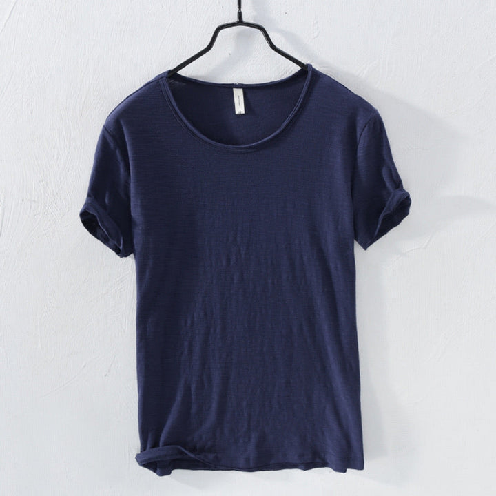 Casual herre T-shirt med rund hals og korte ærmer. Løs pasform og behagelig til alle dage. Mænds mode.