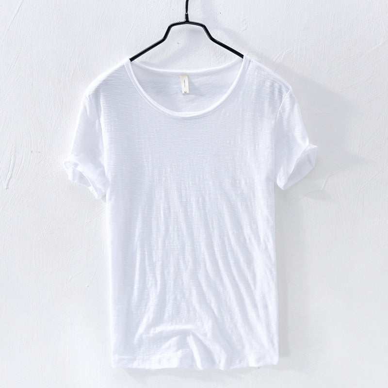 Mænds casual T-shirt med rund hals, korte ærmer. Alsidig og stilfuld basistrøje til sommer og forår.
