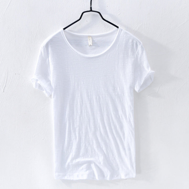 Mænds casual T-shirt med rund hals, korte ærmer. Alsidig og stilfuld basistrøje til sommer og forår.