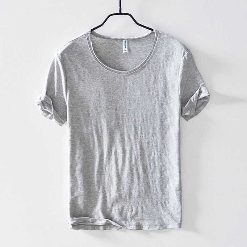 Enkel og stilfuld herre T-shirt med rund hals og korte ærmer. Perfekt til en afslappet, men pæn stil.