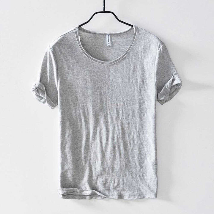 Enkel og stilfuld herre T-shirt med rund hals og korte ærmer. Perfekt til en afslappet, men pæn stil.