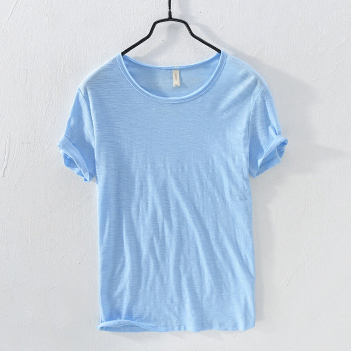 Blød mænds T-shirt med rund hals og korte ærmer. Komfortabel, løs pasform ideel som hverdagstøj.
