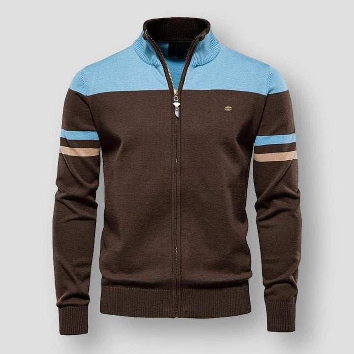 Detaljebillede af Arlo vinterjakke med robust lynlås. Komfortabel, varm og sporty herrejakke til mænds hverdag.