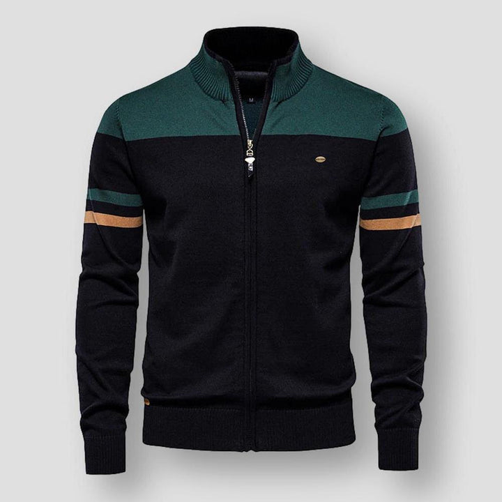 Arlo vinterjakke til mænd, set fra siden, i moderne streetstyle. Varm og stilfuld herrejakke perfekt til fritid.