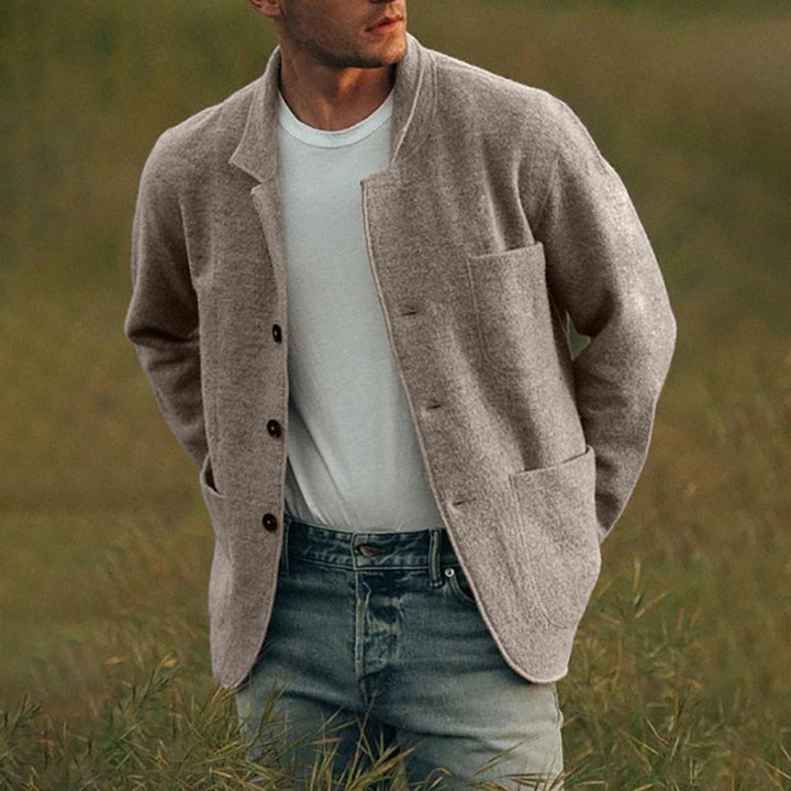 Stilfuld og alsidig Bram-frakke til mænd. Klassisk design, der passer perfekt til casual og elegant hverdagsbrug.