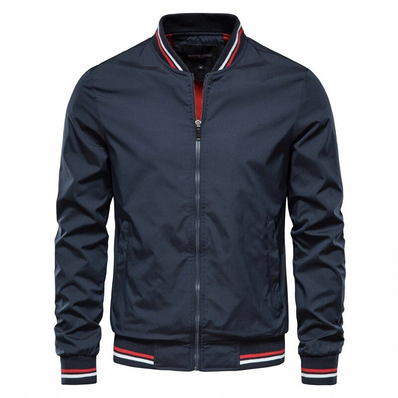 Alsidig slim fit bomberjakke for mænd. Denne Declan herrejakke passer til moderne stil og efterår/forår.