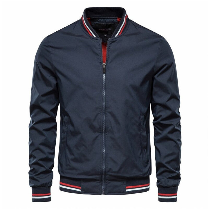 Alsidig slim fit bomberjakke for mænd. Denne Declan herrejakke passer til moderne stil og efterår/forår.