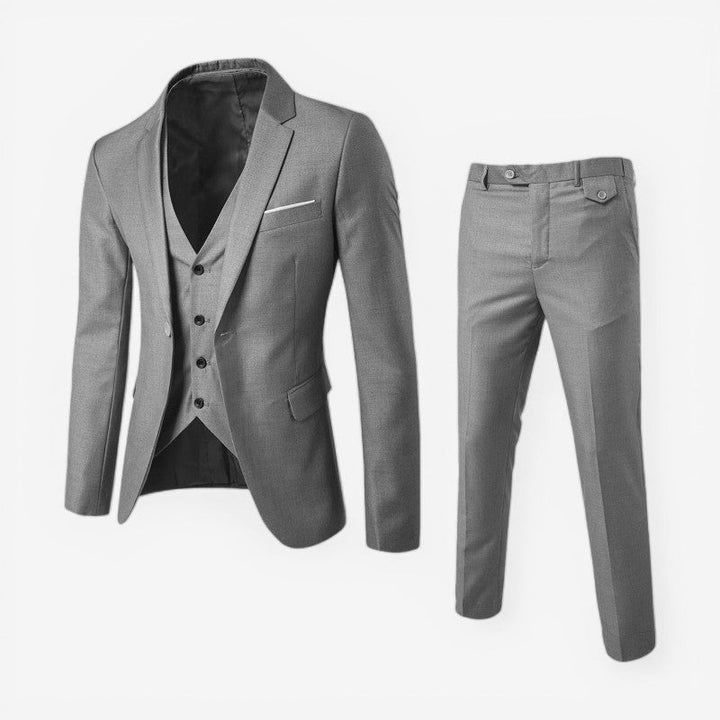 Skræddersyet look mænds 3-delt jakkesæt, slim fit blazer, vest og smarte bukser, ideelt til bryllup.